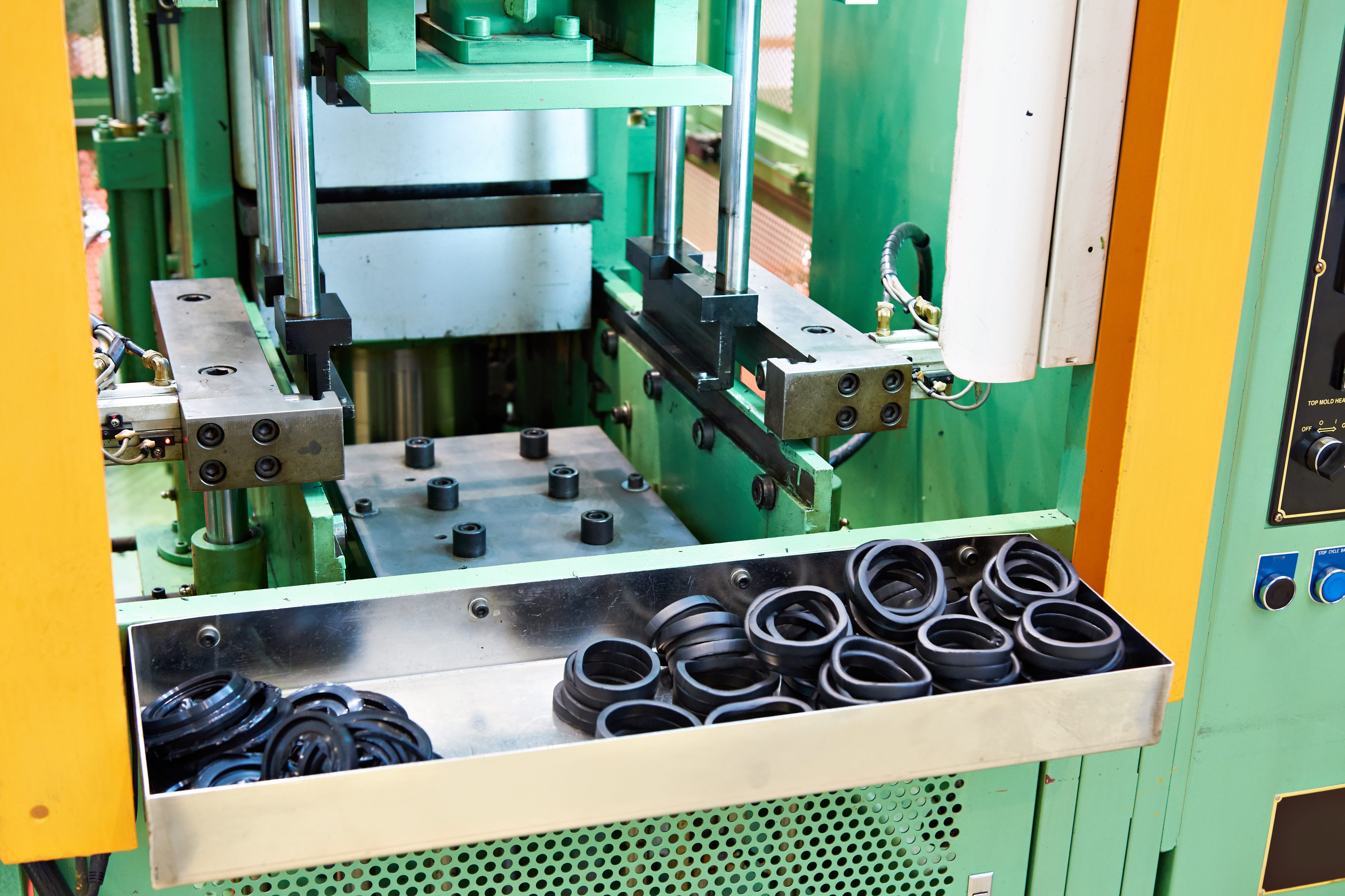 Hydraulic press for rubber vulcanization